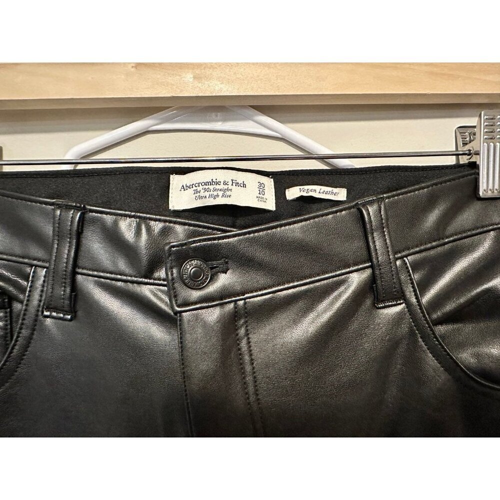 Abercrombie & Fitch Curve Love Vegan Leather 90s Straight Pant Size 30 / 10 - Picture 4 of 12